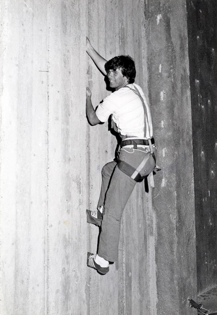 Valle Orco - Generazione Sitting Bull - Valle dell'Orco: Palavela 1980, dimostrazione nuova tecnica di fessura, Andrea Giorda in scarpe da ginnastica con appiccicata suola in airlite