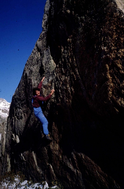 Valle Orco - Generazione Sitting Bull - Valle dell'Orco: Andrea Giorda sui massi del Vallone del Carro. Per il boulder non esistevano i Crash Pad