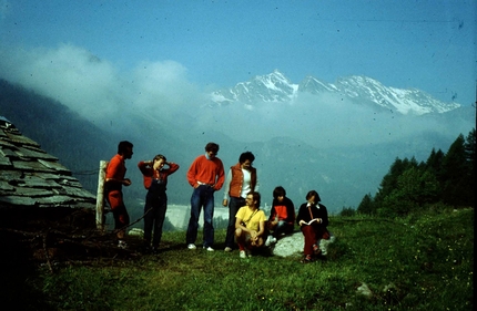 Valle Orco - Generazione Sitting Bull - Valle dell'Orco: Davanti alla Baita, in piedi da sx Pietro Crivellaro, Fiorenza. Seduti Gianni Battimelli, Andrea di Bari e Gerard Sallette