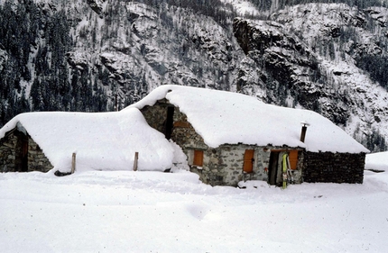 Valle Orco - Generazione Sitting Bull - Valle dell'Orco: la Baita in versione invernale, a fine anni '80 arrivò la strada e fu abbattuta.