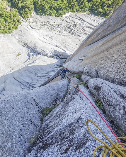 Cochamó valley, Chile - Valle Cochamó Chile: Diego Diazaguilera climbing Sundance on Cerro Trinidad