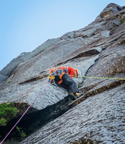 Cochamó Cile - Cochamó valley, Chile: Siebe Vanhee attempting to free Picaflor on Cerro Capicúa 