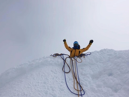 Cerro Piergiorgio Patagonia - Cumbre! Alessandro Baù sbuca in cima al Cerro Piergiorgio in Patagonia dopo l'apertura di Scrumble de Manzana con Giovanni Zaccaria sulla parete est