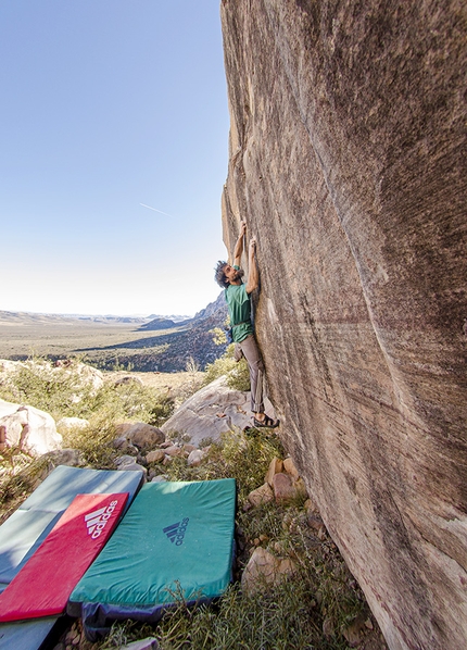 Boulder a Red Rock, USA - Niccolò Ceria su 'Bowman's Pretty Face' V9, Red Rock (USA) 