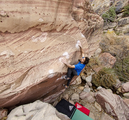 Boulder a Red Rock, USA - Niccolò Ceria su 'Half Magic' V11, Red Rock (USA)