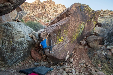 Boulder a Red Rock, USA - Niccolò Ceria su 'Nameless Heroes' V7, Red Rock (USA) 