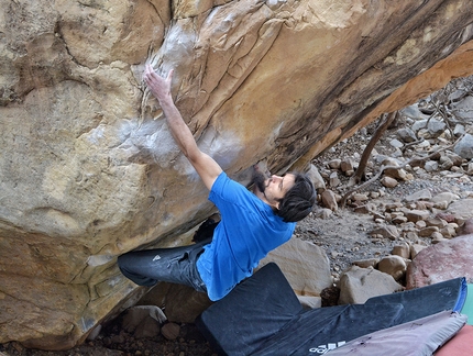 Boulder a Red Rock, USA - Niccolò Ceria su 'Squoze' V15, Red Rock (USA). 