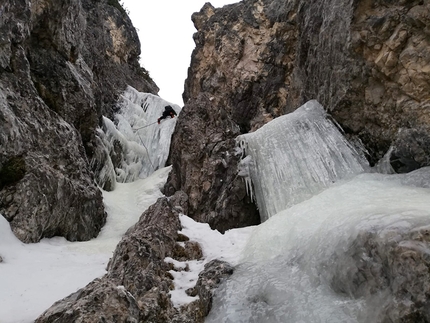 Velo del Piss, Val Sorapiss, Dolomiti - Velo del Piss, Val Sorapiss, Dolomiti: lungo il colatoio