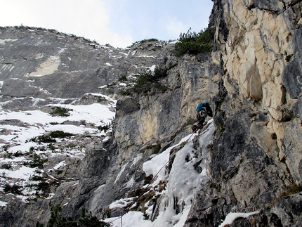 Velo del Piss, Val Sorapiss, Dolomiti - Sulle goulotte del primo tiro del Velo del Piss, Val Sorapiss, Dolomiti