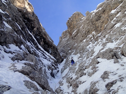 Rocchetta Alta di Bosconero, Dolomiti di Zoldo, Santiago Padrós, Diego Toigo - Diego Toigo sul tiro 9 di Madre Tierra alla Rocchetta Alta di Bosconero, Dolomiti di Zoldo