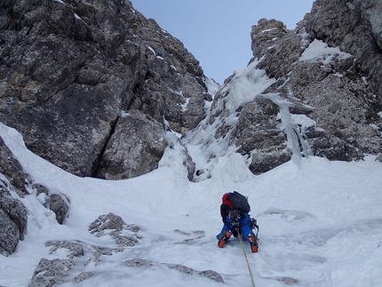 Rocchetta Alta di Bosconero, Zoldo Dolomites, Santiago Padrós, Diego Toigo - Madre Tierra alla Rocchetta Alta di Bosconero, Dolomiti di Zoldo: Diego Toigo in the gully on pitch 7