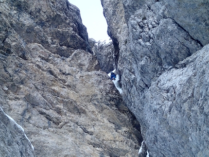 Rocchetta Alta di Bosconero, Zoldo Dolomites, Santiago Padrós, Diego Toigo - Madre Tierra up Rocchetta Alta di Bosconero, Zoldo Dolomites: Diego Toigo in the impressive gully on pitch 1