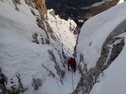 Rocchetta Alta di Bosconero, Zoldo Dolomites, Santiago Padrós, Diego Toigo - Madre Tierra up Rocchetta Alta di Bosconero, Zoldo Dolomites: Diego Toigo exiting pitch 12