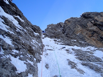 Rocchetta Alta di Bosconero, Zoldo Dolomites, Santiago Padrós, Diego Toigo - Madre Tierra up Rocchetta Alta di Bosconero, Zoldo Dolomites: Diego Toigo on the delicate exit of pitch 5