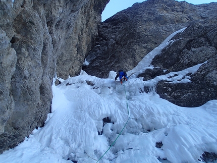 Rocchetta Alta di Bosconero, Dolomiti di Zoldo, Santiago Padrós, Diego Toigo - Madre Tierra alla Rocchetta Alta di Bosconero, Dolomiti di Zoldo: Madre Tierra alla Rocchetta Alta di Bosconero, Dolomiti di Zoldo: Diego Toigo sul primo tiro