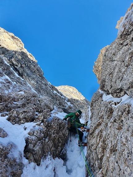 Rocchetta Alta di Bosconero, Zoldo Dolomites, Santiago Padrós, Diego Toigo - Madre Tierra up Rocchetta Alta di Bosconero, Zoldo Dolomites: Mirko Grasso on one of the difficult chimneys on the upper section of the climb