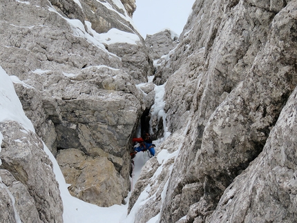 Rocchetta Alta di Bosconero, Dolomiti di Zoldo, Santiago Padrós, Diego Toigo - Santiago Padrós in uno del cammini del undicesimo tiro di Madre Tierra alla Rocchetta Alta di Bosconero, Dolomiti di Zoldo