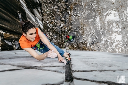 Carie, Cave di marmo, Alpi Apuane - Carie: Francesca Medici e l'arrampicata nelle cave di marmo delle Alpi Apuane 