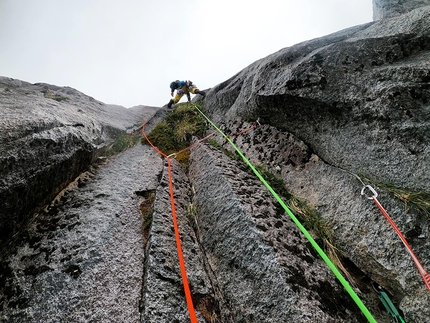 Cochamó valley in Chile: Vlad Capusan, Teofil Vlad soar up El ultimo Vuelo del Condor