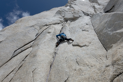 Aguja Standhardt Patagonia - Making the first ascent of Il dado è tratto, north face of Aguja Standhardt in Patagonia (Matteo Bernasconi, Matteo Della Bordella, Matteo Pasquetto 02/2020)