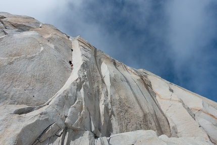 Aguja Standhardt Patagonia - Durante l'apertura di Il dado è tratto, parete nord di Aguja Standhardt in Patagonia (Matteo Bernasconi, Matteo Della Bordella, Matteo Pasquetto 02/2020)