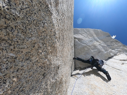 Aguja Standhardt Patagonia - Durante l'apertura di Il dado è tratto, parete nord di Aguja Standhardt in Patagonia (Matteo Bernasconi, Matteo Della Bordella, Matteo Pasquetto 02/2020)