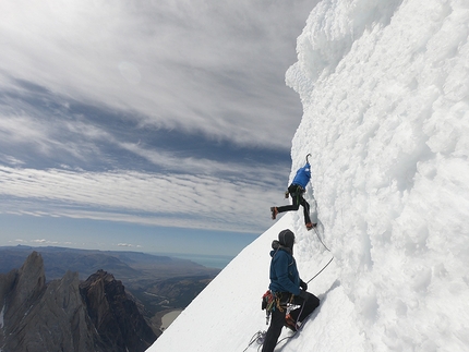 Aguja Standhardt Patagonia - Matteo Pasquetto making the first ascent of Il dado è tratto, north face of Aguja Standhardt in Patagonia (Matteo Bernasconi, Matteo Della Bordella, Matteo Pasquetto 02/2020)