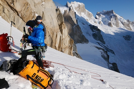 Aguja Standhardt Patagonia - Durante l'apertura di Il dado è tratto, parete nord di Aguja Standhardt in Patagonia (Matteo Bernasconi, Matteo Della Bordella, Matteo Pasquetto 02/2020)