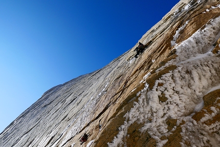 Aguja Standhardt Patagonia - Durante l'apertura di Il dado è tratto, parete nord di Aguja Standhardt in Patagonia (Matteo Bernasconi, Matteo Della Bordella, Matteo Pasquetto 02/2020)