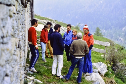 Valle Orco - Generazione Sitting Bull - Alessandro Gogna con amici alla Baita di Sitting Bull in Valle dell'Orco
