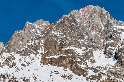 Grande Jorasses, Monte Bianco, Yann Borgnet, Charles Dubouloz - Il tracciato di Via in memoria di Gianni Comino, con i suoi 1400 metri è la più lunga scalata su ghiaccio del massiccio del Monte Bianco: un capolavoro effimero aperto nel 1985 da Gian Carlo Grassi, Renzo Luzi e Mauro Rossi