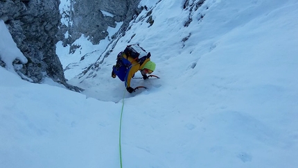 Pizzo di Petto, Alpi Orobie - Ennio Spiranelli durante l'apertura di Cocoon, Pizzo di Petto, Alpi Orobie (15/01/2020 Giangi Angeloni, Marco Birolini, Ennio Spiranelli)