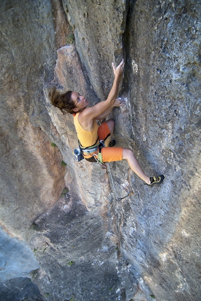 Lleida, Spagna - Virginia Rodriguez sale Tascones Lejanos (6a+) Camarasa.