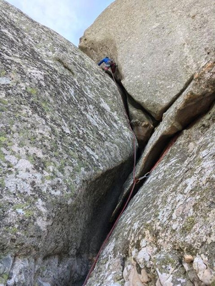 Sardegna arrampicata, Luca Vallata - Sentiero Mohawk, Punta Cugnana, Torri di San Pantaleo, Gallura, Sardegna