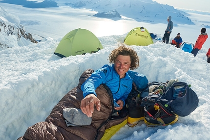 Fabian Buhl Cerro Torre paraglider - Cerro Torre & Fabian Buhl: the bivy on the top of Elmo