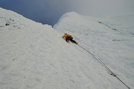 Fabian Buhl Cerro Torre parapendio - Fabian Buhl sulla headwall del Cerro Torre