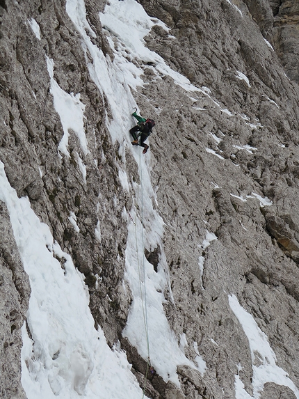 Dolomiti di Zoldo, Rocchetta Alta di Bosconero - La prima salita di Apus alla Rocchetta Alta di Bosconero nelle Dolomiti di Zoldo (Mirco Grasso, Alvaro Lafuente 16/02/2020)