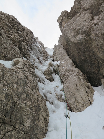 Dolomiti di Zoldo, Rocchetta Alta di Bosconero - La prima salita di Apus alla Rocchetta Alta di Bosconero nelle Dolomiti di Zoldo (Mirco Grasso, Alvaro Lafuente 16/02/2020)