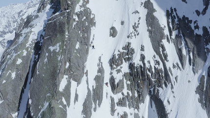 Aiguille du Peigne, Mont Blanc - Julien Herry e Yannick Boissenot durante la prima discesa del Boeuf - Sara couloir su Aiguille du Peigne, Monte Bianco il 09/02/2020