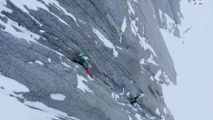 Aiguille du Peigne, Mont Blanc - Yannick Boissenot e Julien Herry in salita sulla Contamine Vaucher prima della discesa del Boeuf - Sara couloir su Aiguille du Peigne, Monte Bianco il 09/02/2020