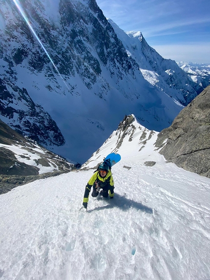 Aiguille du Peigne, Mont Blanc - Julien Herry e Yannick Boissenot durante la prima discesa del Boeuf - Sara couloir su Aiguille du Peigne, Monte Bianco il 09/02/2020