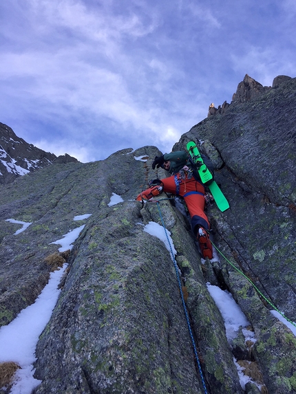 Aiguille du Peigne, Mont Blanc - Julien Herry e Yannick Boissenot durante la prima discesa del Boeuf - Sara couloir su Aiguille du Peigne, Monte Bianco il 09/02/2020