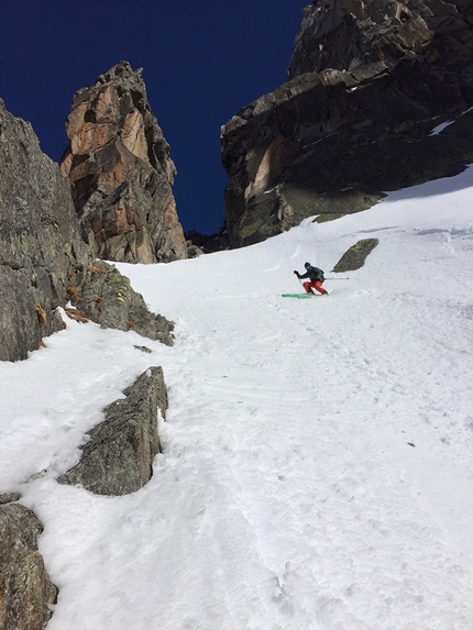 Aiguille du Peigne, Mont Blanc - Julien Herry e Yannick Boissenot durante la prima discesa del Boeuf - Sara couloir su Aiguille du Peigne, Monte Bianco il 09/02/2020