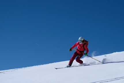 Sci alpinismo in Grecia alla Ricerca degli Antichi Dei - Scialpinismo Monte Olimpo e Cima Skolio: Sabrina Beber si genuflette davanti agli dei dell’Olimpo