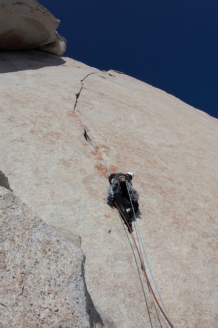 Aguja Poincenot Patagonia, Matteo Bernasconi, Matteo Della Bordella, Matteo Pasquetto - Matteo Pasquetto on a splitter crack on the 40° Ragni di Lecco route on Aguja Poincenot in Patagonia