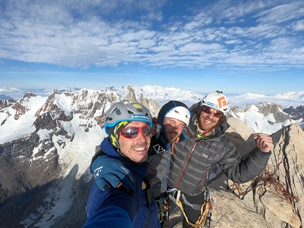 Aguja Poincenot Patagonia, Matteo Bernasconi, Matteo Della Bordella, Matteo Pasquetto - Matteo Della Bordella, Matteo Pasquetto e Matteo Bernasconi in cima a Aguja Poincenot in Patagonia dopo aver ripetuto la Via del 40° dei Ragni di Lecco