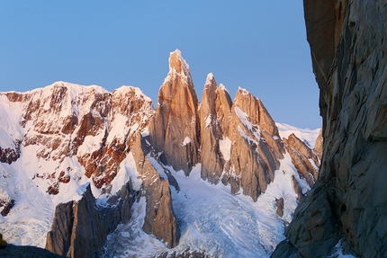 Aguja Poincenot Patagonia, Matteo Bernasconi, Matteo Della Bordella, Matteo Pasquetto - Vista sul Cerro Torre durante la ripetizione della Via del 40° dei Ragni di Lecco su Aguja Poincenot in Patagonia