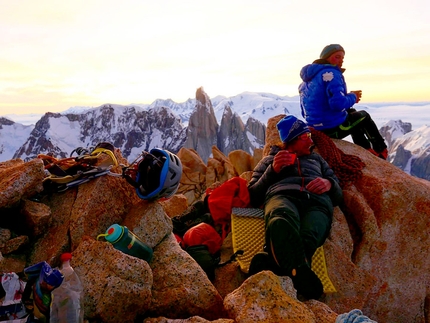 Aguja Poincenot Patagonia, Matteo Bernasconi, Matteo Della Bordella, Matteo Pasquetto - Matteo Bernasconi e Matteo Pasquetto al bivacco durante la ripetizione della Via del 40° dei Ragni di Lecco su Aguja Poincenot in Patagonia