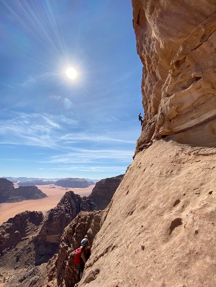 Wadi Rum Giordania - Wadi Rum, Giordania: l'apertura di Voie du Coeur su Jebel Rum (Solène Amoros, Guillaume Colin, Romaric Geffroy, Thoma Meignan, Eline Le Menestrel, Eloi Peretti, con Arnaud Petit, Jonathan Crison 02/2020)