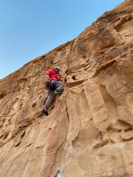 Wadi Rum Giordania - Wadi Rum, Giordania: l'apertura di Voie du Coeur su Jebel Rum (Solène Amoros, Guillaume Colin, Romaric Geffroy, Thoma Meignan, Eline Le Menestrel, Eloi Peretti, con Arnaud Petit, Jonathan Crison 02/2020)